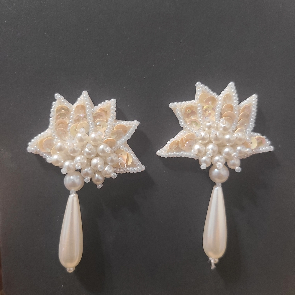 Handmade Vintage pierced earrings. Sequins and pearls. Light pink, white 🦄